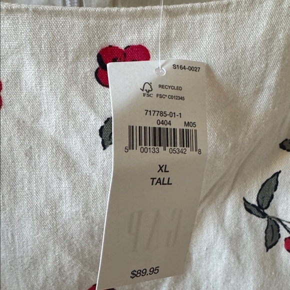 While sleeveless dresses - Picture 7 of 8